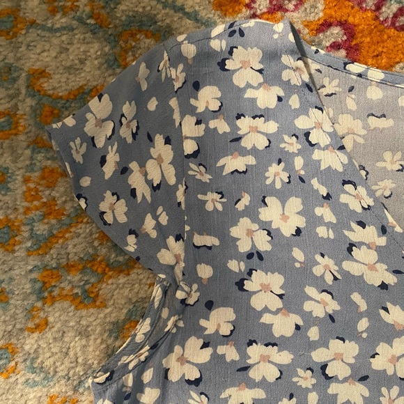 SOLD! NEW! Sim & Sam Dusty Blue Floral V-Neck Capped Sleeve Peplum Top M - Picture 5 of 15